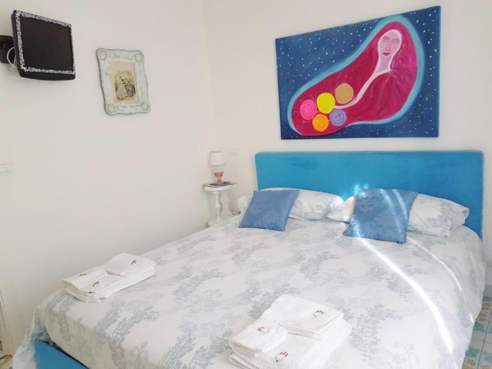Bed, TV and multimedia, Photo of the whole room, Bedroom, towels