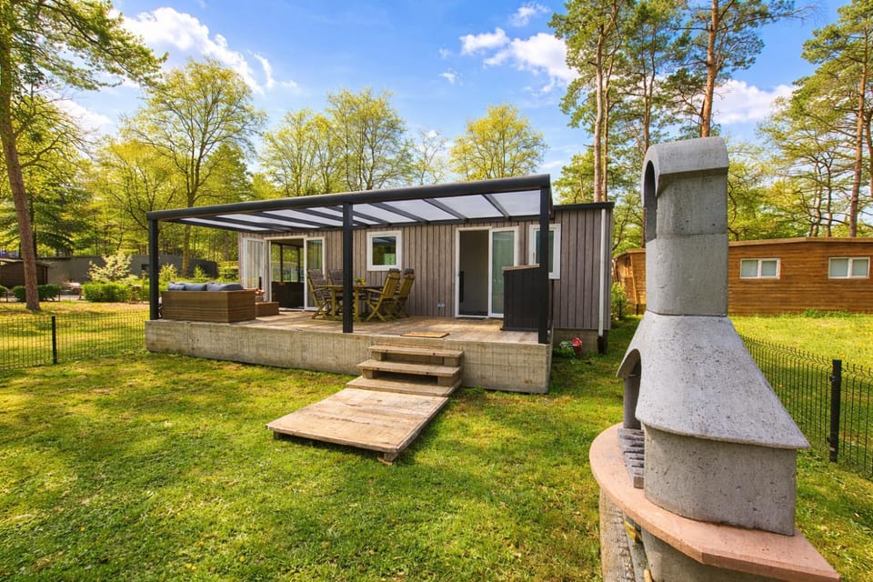 Luxe chalet voor gezinnen in familiepark Goolderheide met openlucht zwembaden en ruim overdekt terras 24m2 Campground/ 
RV Resort in Peer