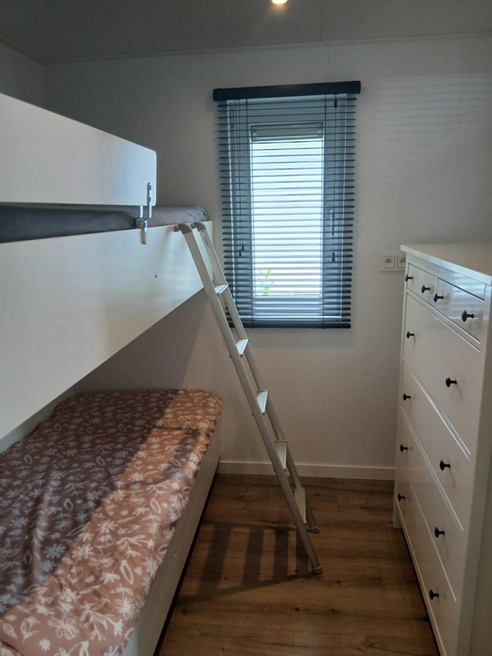 Bedroom, bunk bed