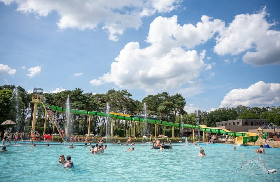 Luxe chalet voor gezinnen in familiepark Goolderheide met openlucht zwembaden en ruim overdekt terras 24m2 Campground/ 
RV Resort in Peer