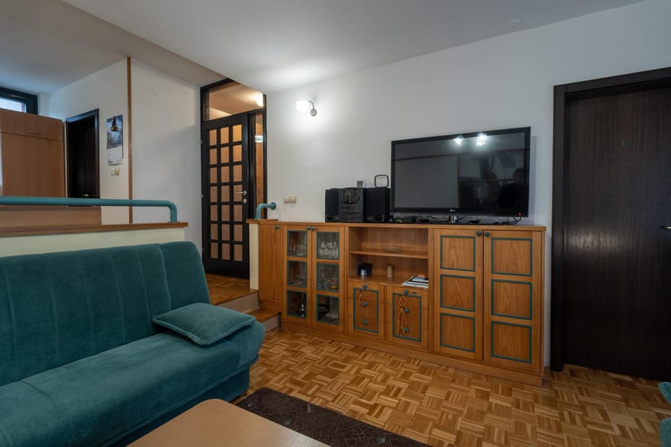 Communal lounge/ TV room, TV and multimedia, Living room, Seating area