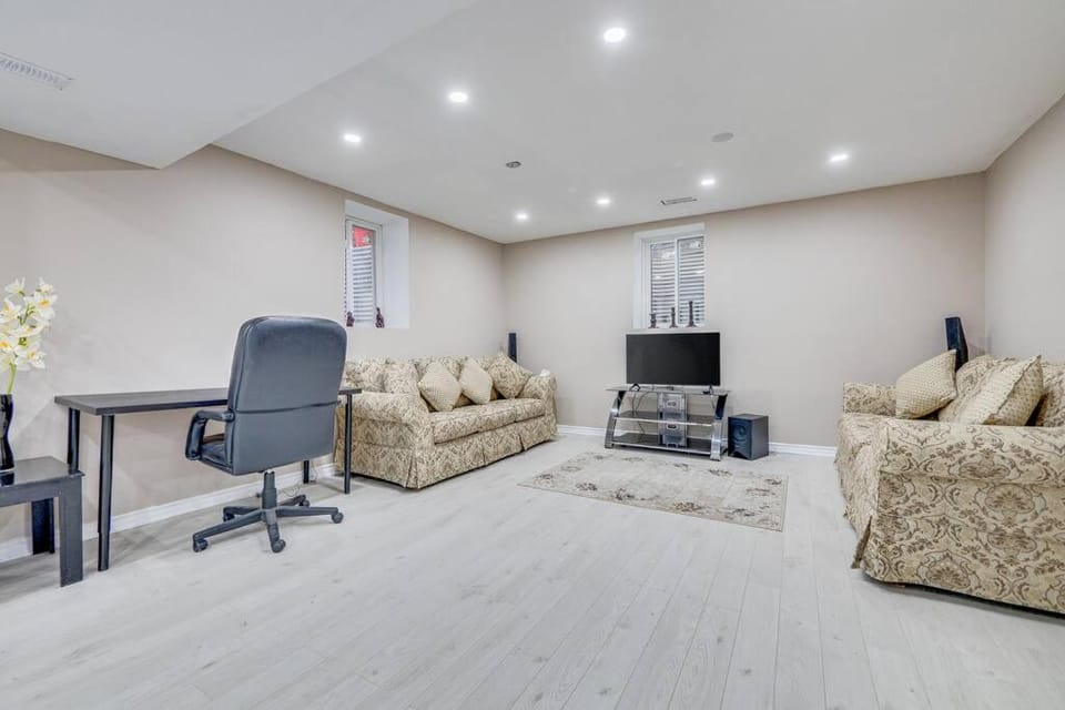 Hidden Gem: Spacious Basement Apartment in Milton