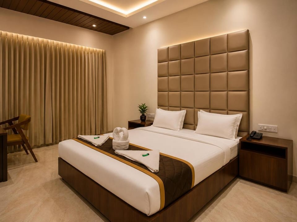 Bed, Photo of the whole room, Seating area, Bedroom