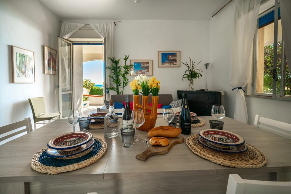 Living room, Food and drinks, Dining area
