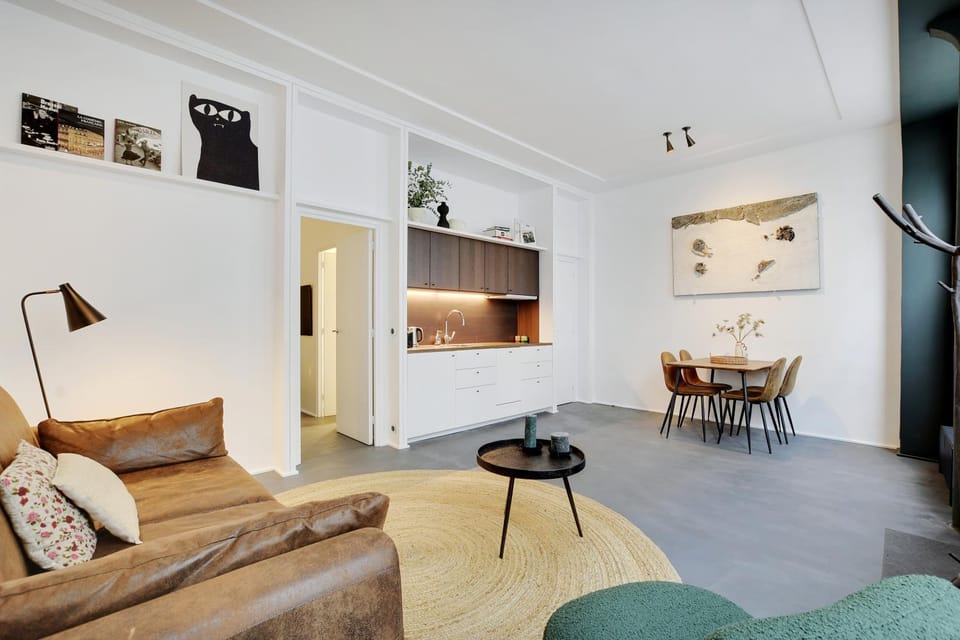 Kitchen or kitchenette, Living room, Seating area, Dining area