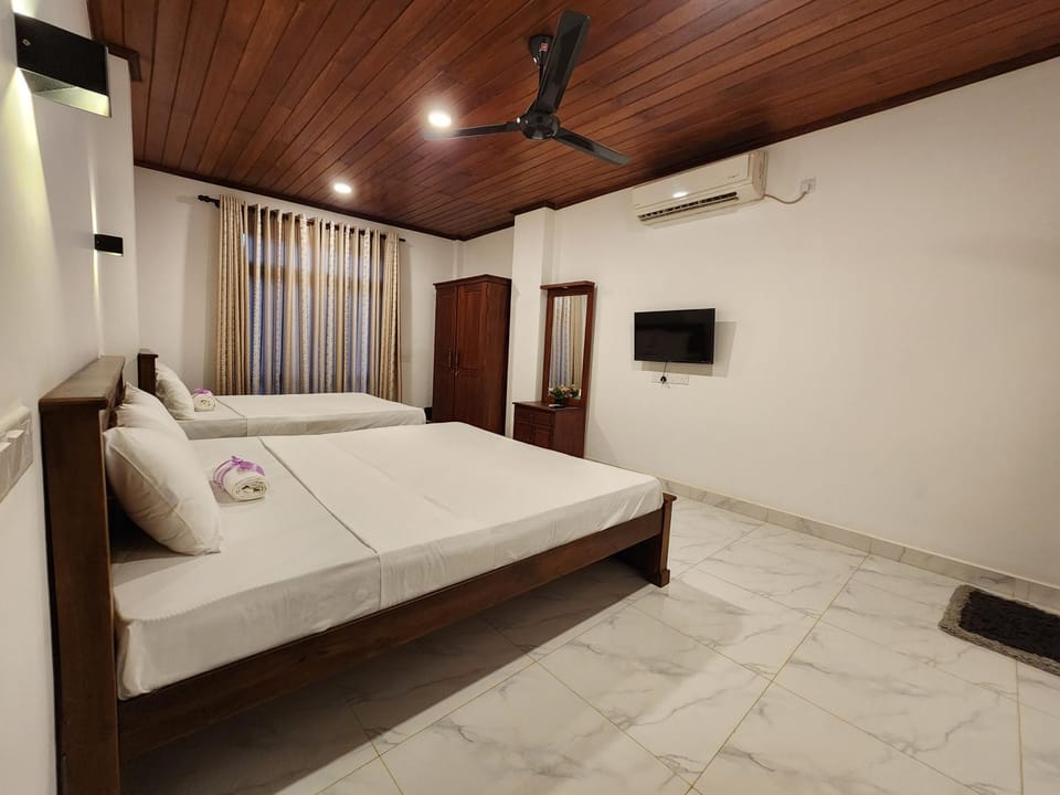 Bed, TV and multimedia, Photo of the whole room, Bedroom, fireplace, air conditioner
