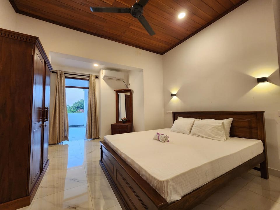 Bed, Photo of the whole room, Bedroom, fireplace, wardrobe