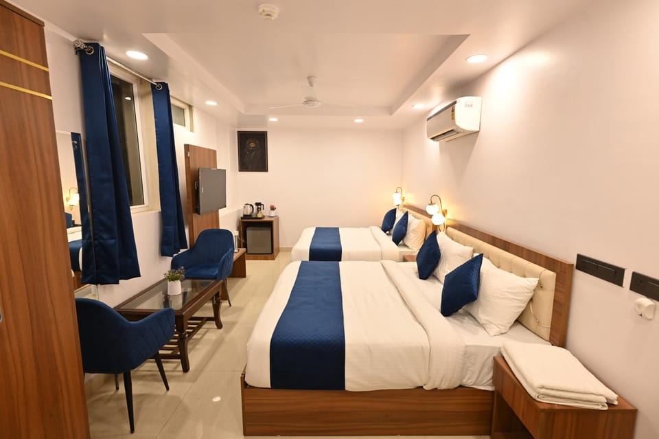 Bed, TV and multimedia, Living room, Photo of the whole room, Bedroom, fireplace, air conditioner