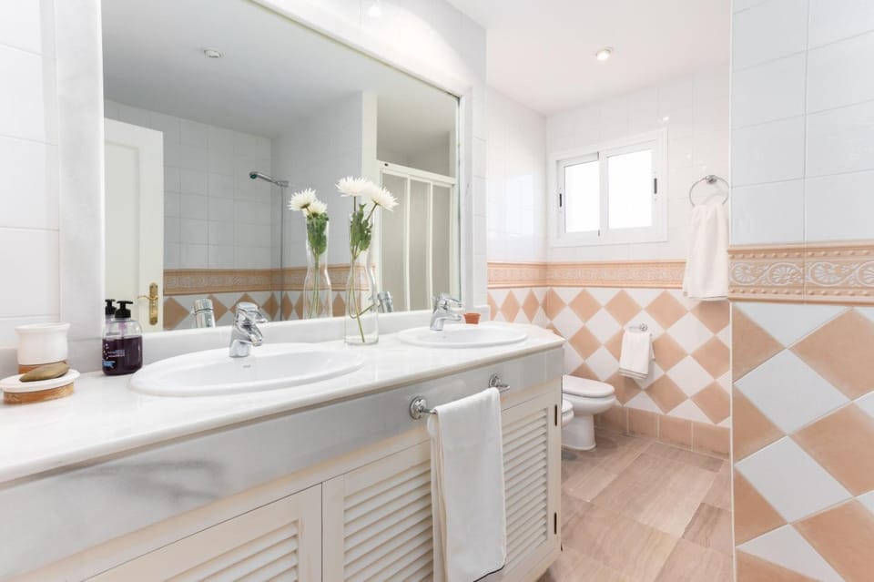 Shower, Toilet, Bathroom, Bath, towels