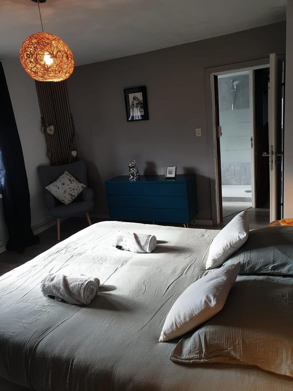 Bed, Bedroom, towels