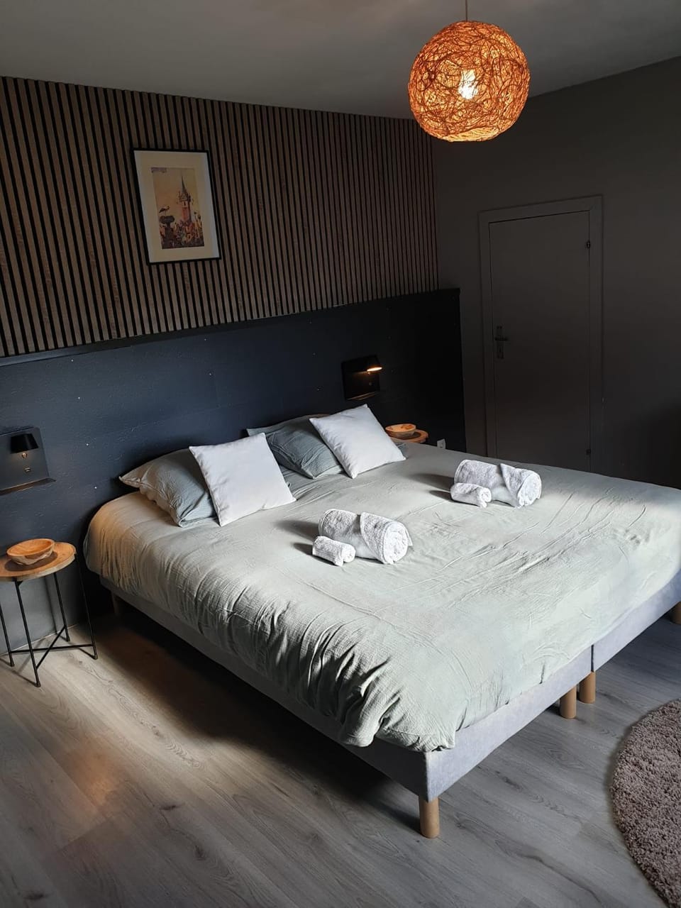 Bed, Bedroom, towels
