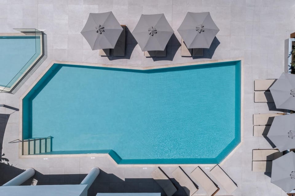 Pool view, Swimming pool, sunbed