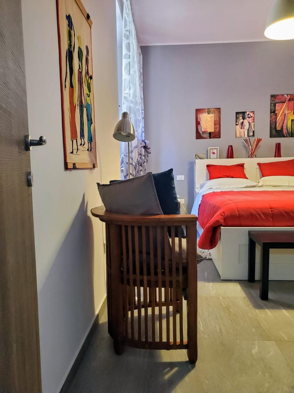 Bed, TV and multimedia, Photo of the whole room, hair dresser