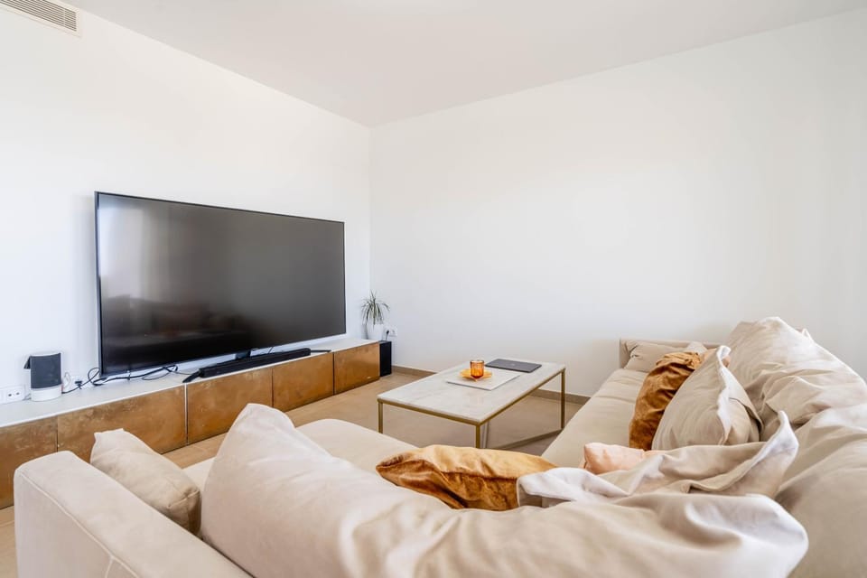 TV and multimedia, Living room, Seating area, Evening entertainment