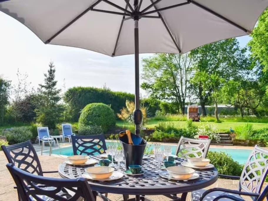 Luxury Farm House with Heated Pool & Jacuzzi Chalet in Wisborough Green