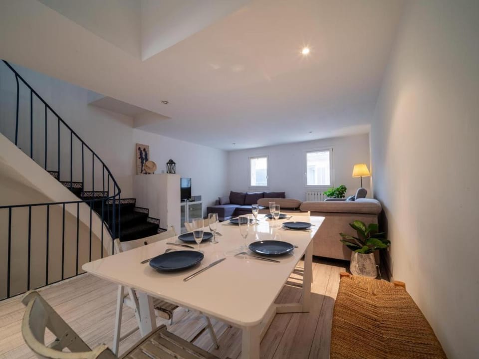 TV and multimedia, Living room, Seating area, Dining area, internet, air conditioner