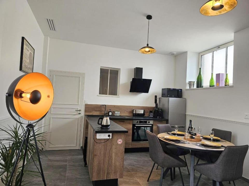 Kitchen or kitchenette, Seating area