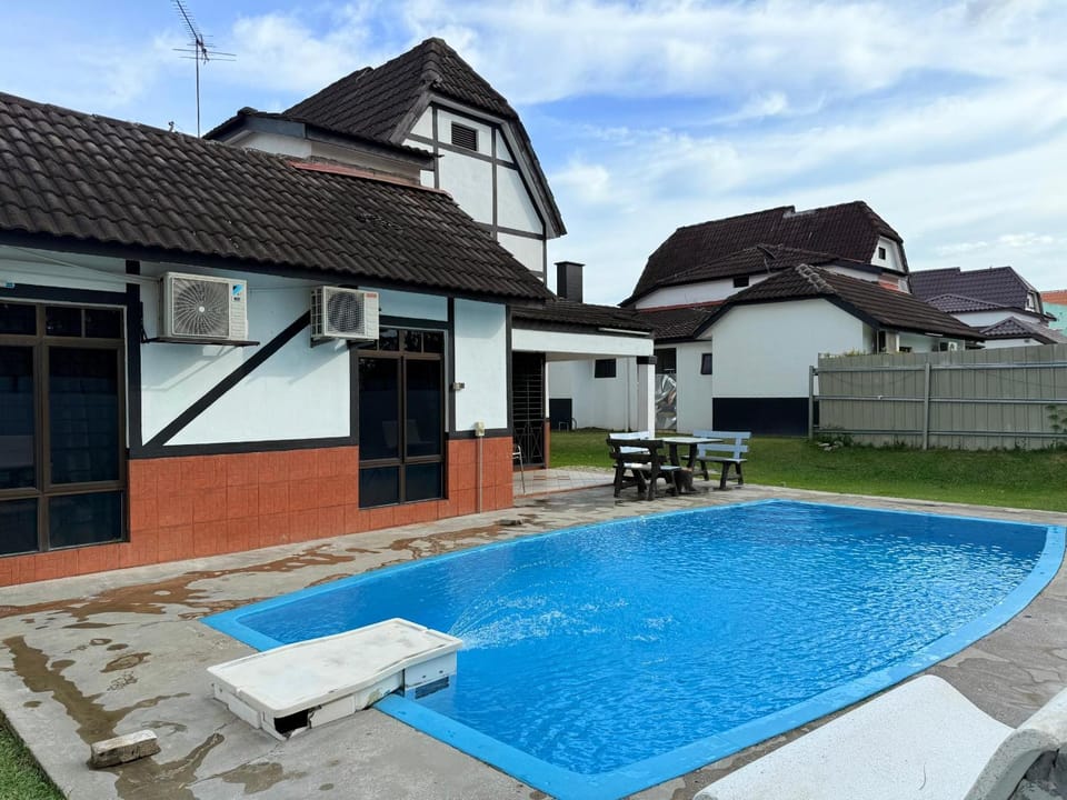 Property building, Swimming pool, Swimming pool