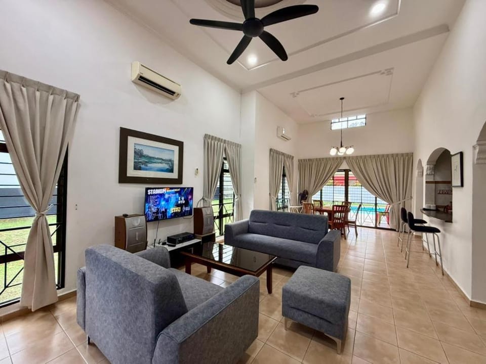 Property building, TV and multimedia, Living room, air conditioner