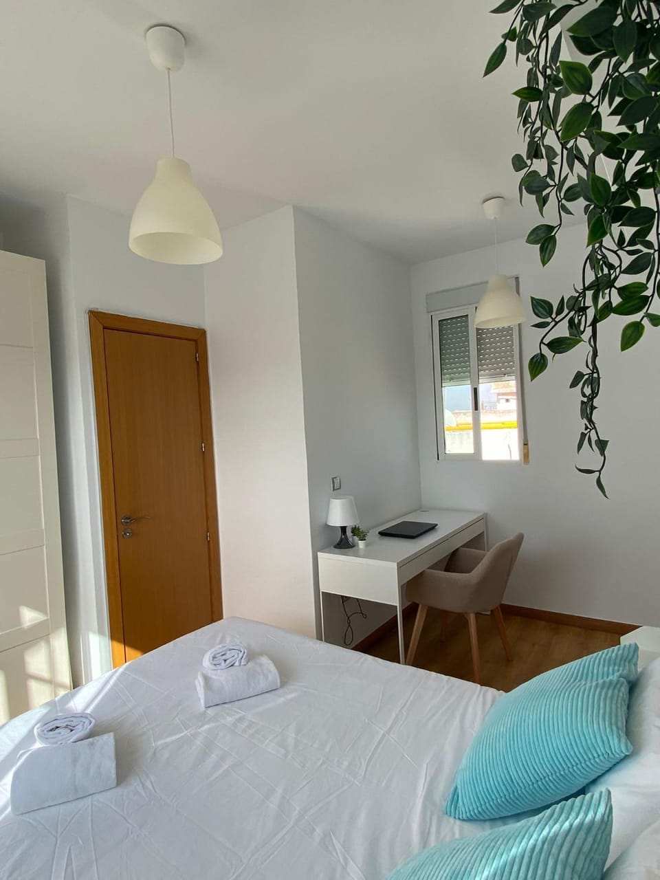 Bed, Photo of the whole room, Seating area, Bedroom, towels