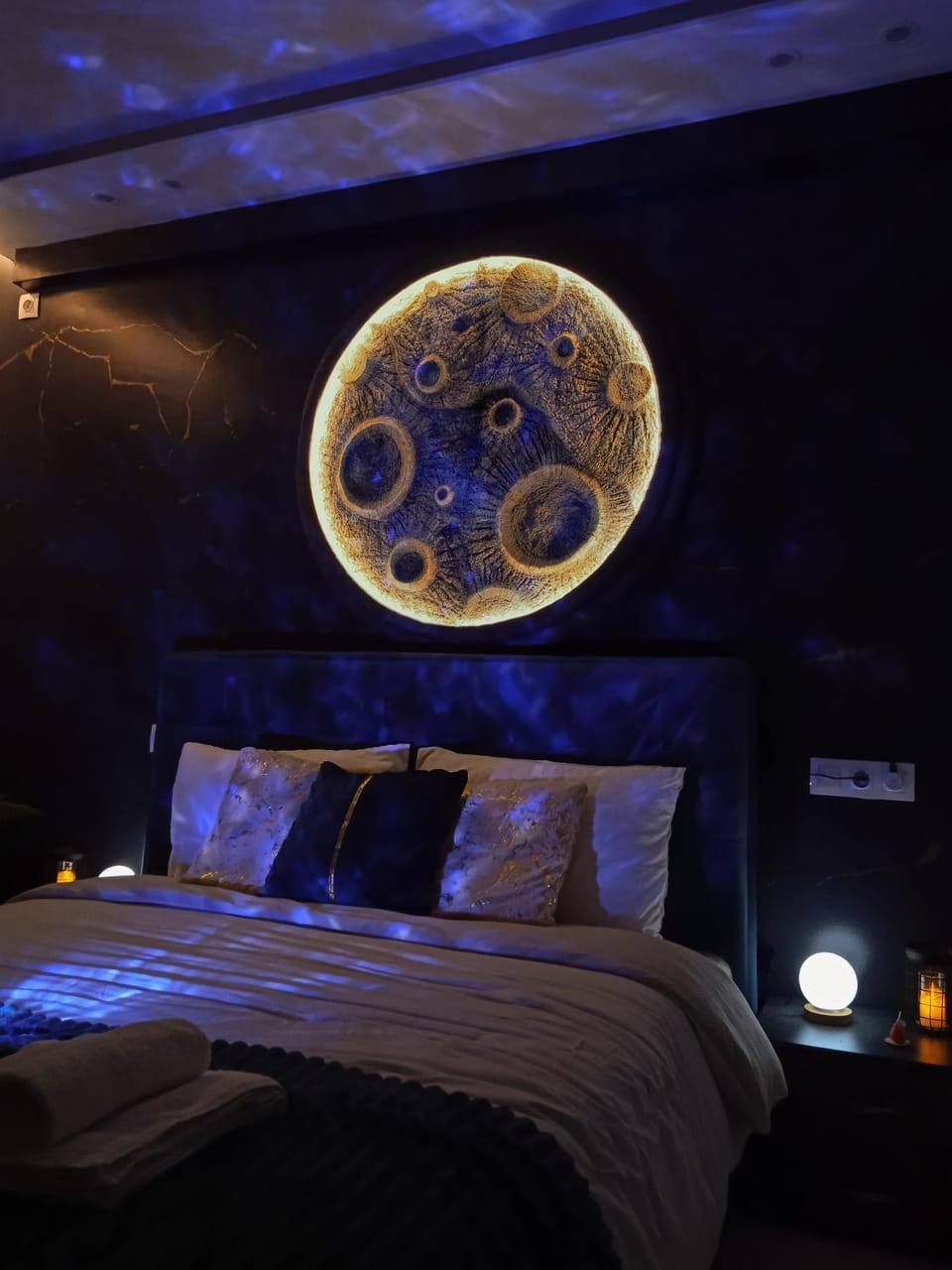 Bed, Photo of the whole room, Decorative detail, Bedroom