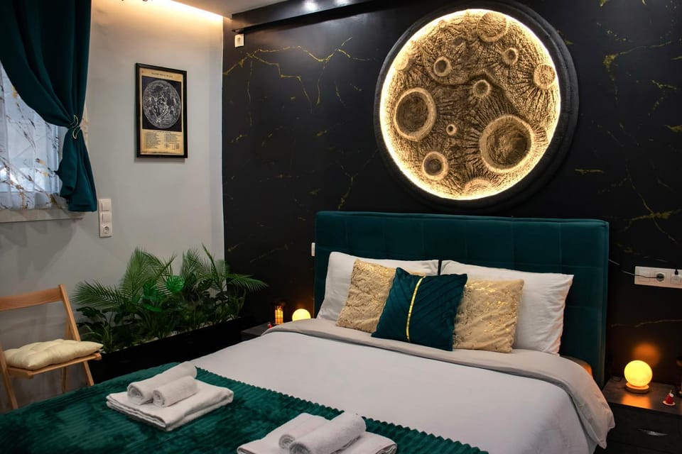 Bed, Photo of the whole room, Decorative detail, Bedroom, towels