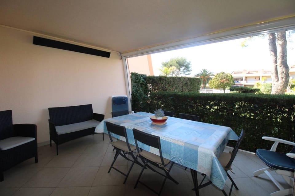 EDENCAU Appartement pour 4 personnes climatisé proche de la mer avec piscine commune au Pradet Apartment in French Riviera