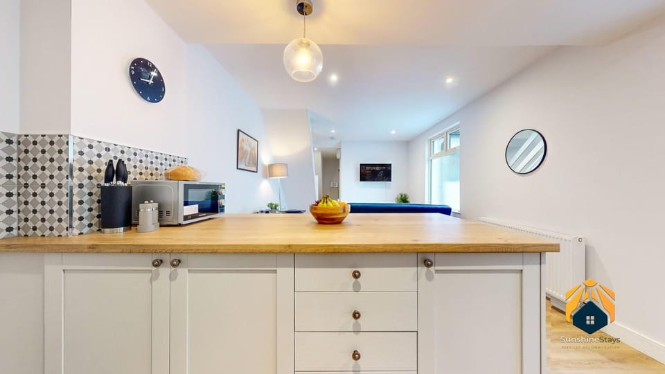 Kitchen or kitchenette, minibar