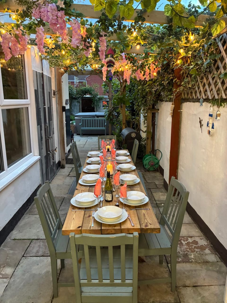 Large family home, sea view, hot tub, beach 5 min walk, dog friendly House in Great Yarmouth
