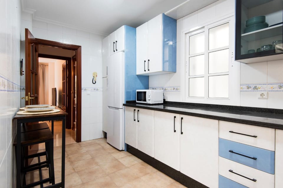Kitchen or kitchenette, Dining area, dishwasher, minibar, pet friendly