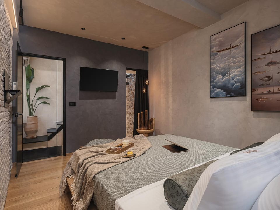 Bed, TV and multimedia, Photo of the whole room, Bedroom