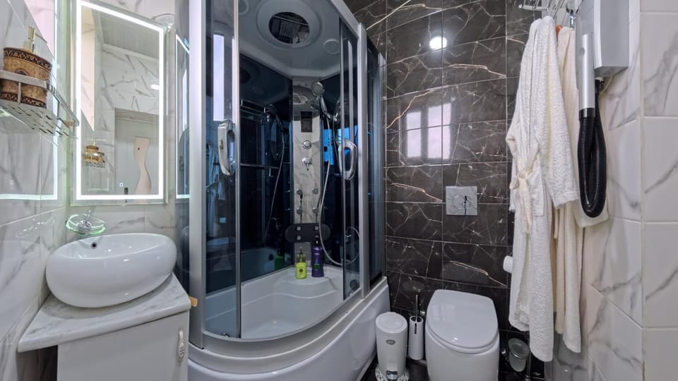 Shower, Toilet, Bathroom, Bath, bidet, towels