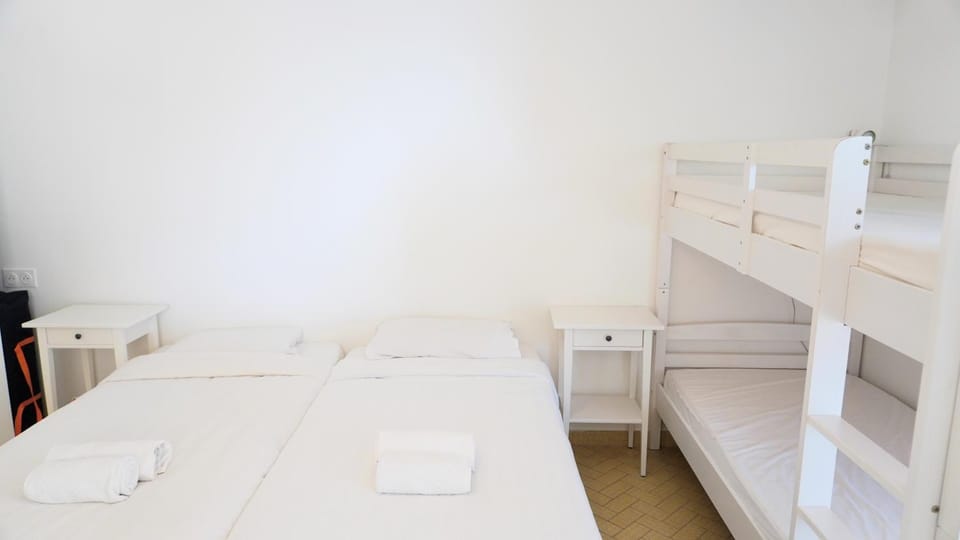 Bed, Photo of the whole room, Bedroom, bunk bed, towels