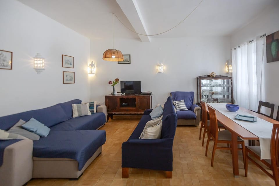 Traditional House with 2 floors - 5 minutes from Beach House in Faro District