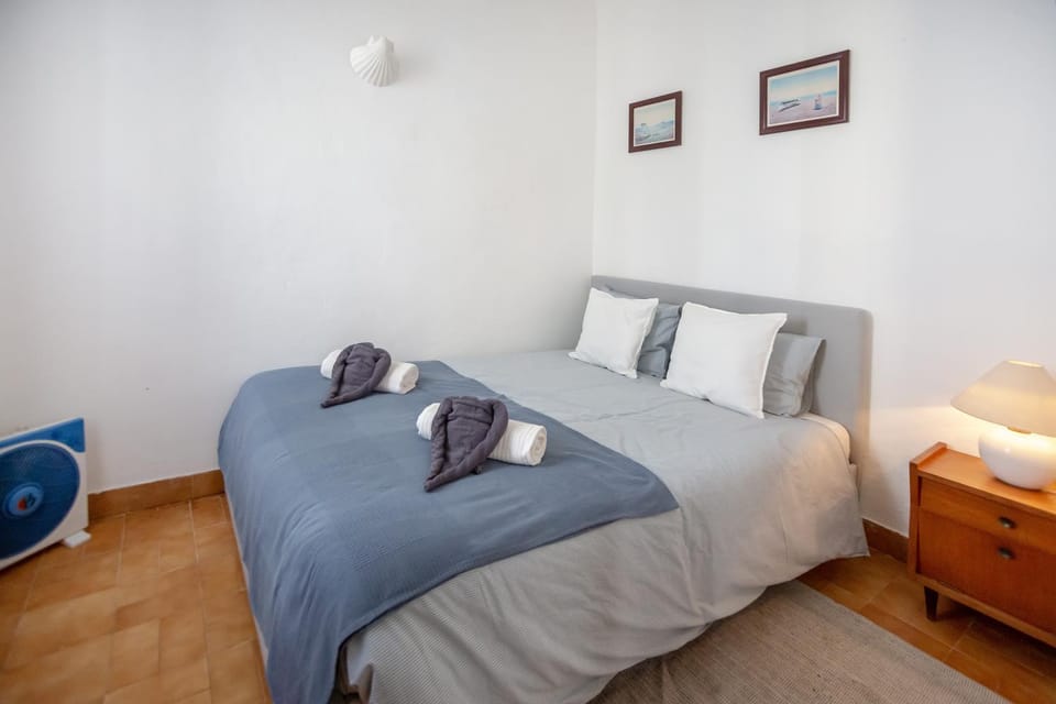 Traditional House with 2 floors - 5 minutes from Beach House in Faro District