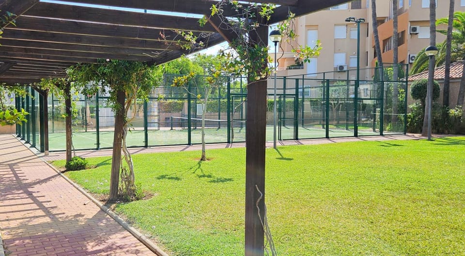 Garden, Tennis court