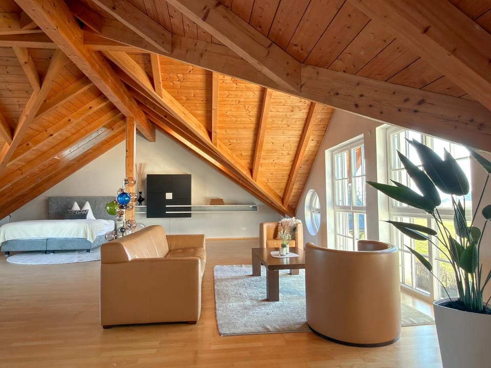 Bed, Photo of the whole room, Seating area