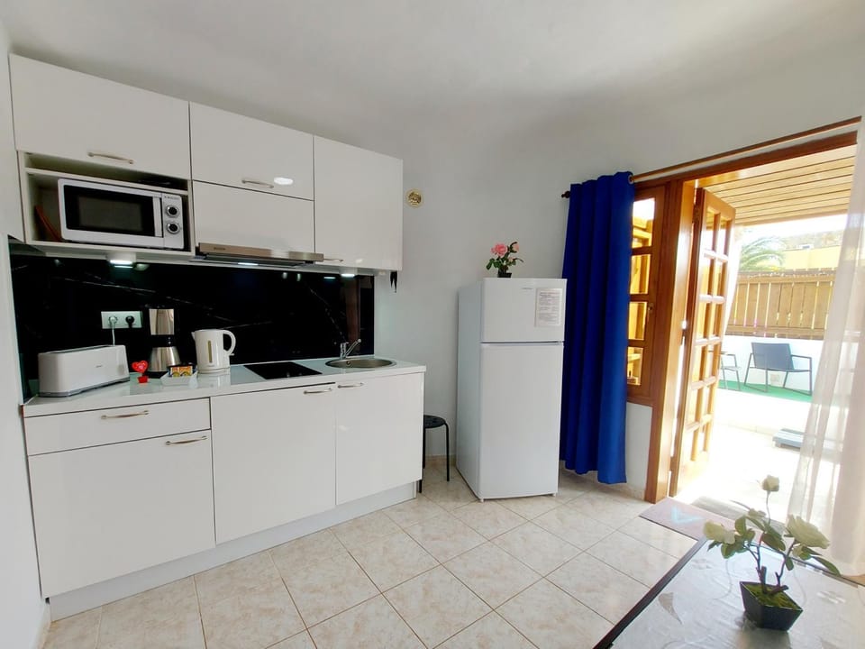 Kitchen or kitchenette, Dining area, stove, toaster