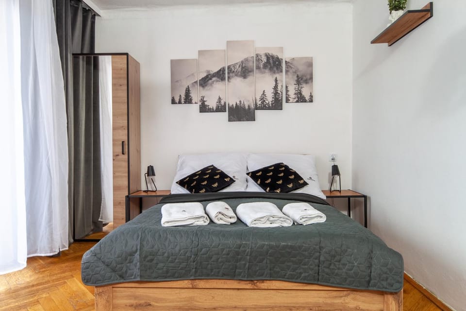 Bed, Photo of the whole room, Bedroom, towels