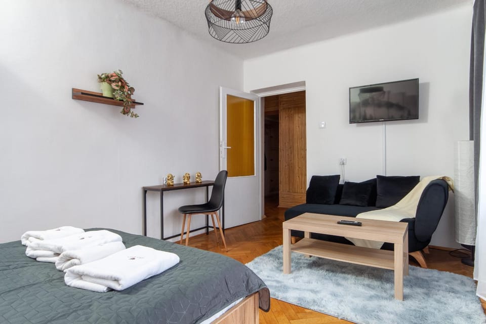 Bed, TV and multimedia, Photo of the whole room, Bedroom, towels