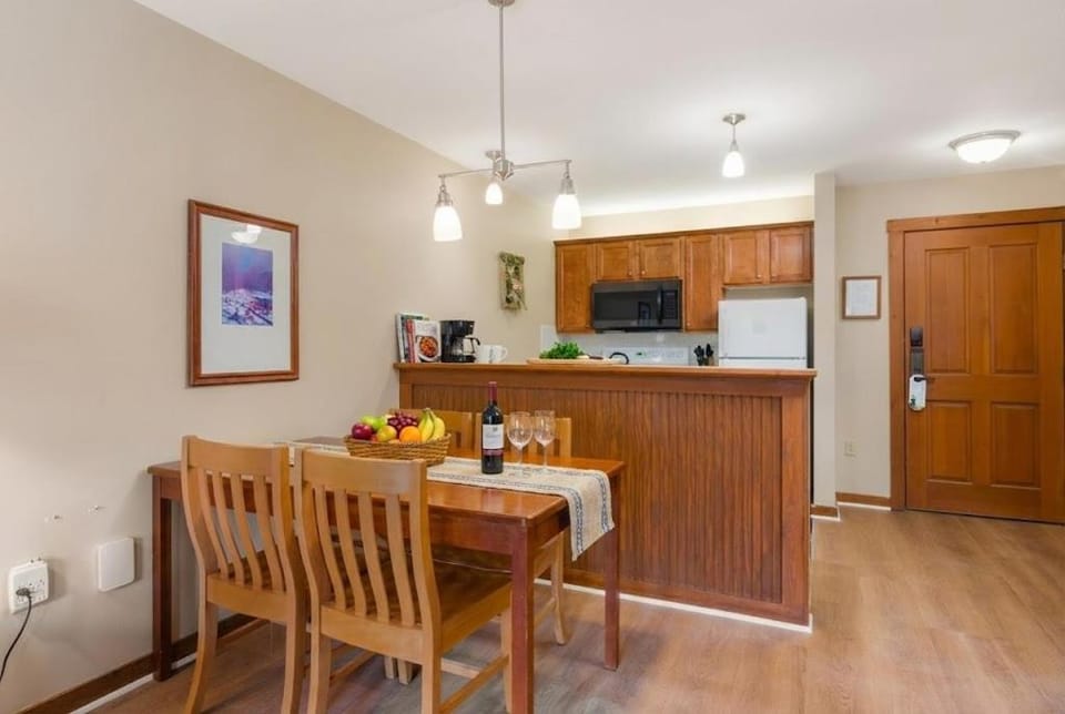 Kitchen or kitchenette, minibar