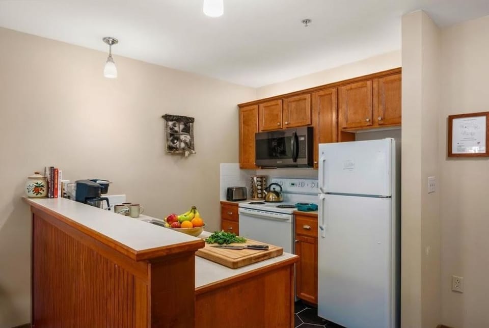 AS 339 Pool-View Balcony Ski-InOut 5-Star Rated Sleeps 5 Apartment in Snowshoe