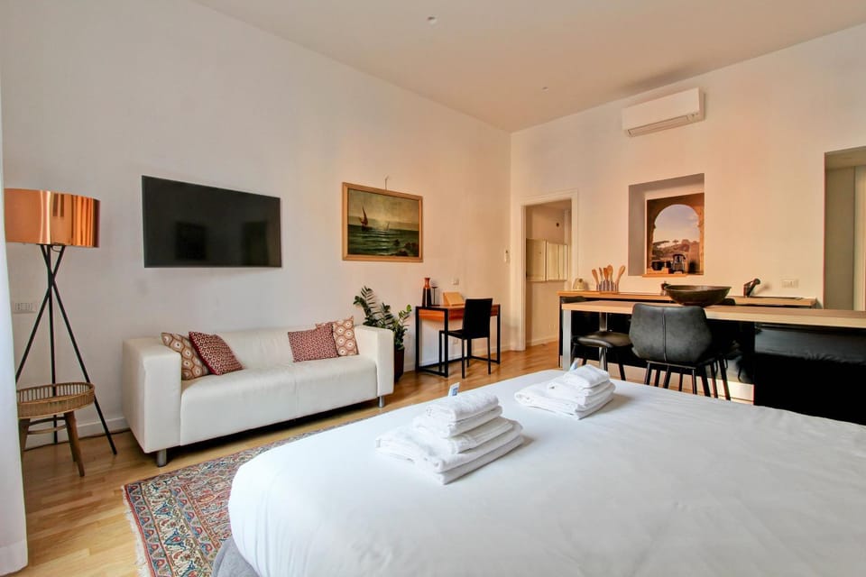 Bed, TV and multimedia, Photo of the whole room, Dining area, air conditioner