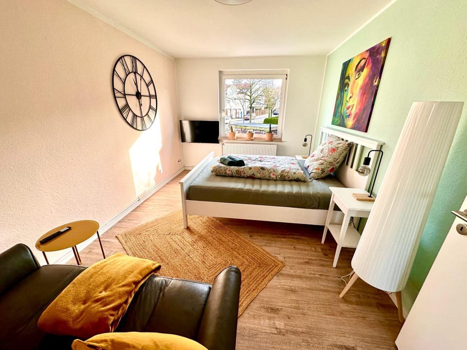 Bed, TV and multimedia, Living room, Photo of the whole room, Seating area, Bedroom