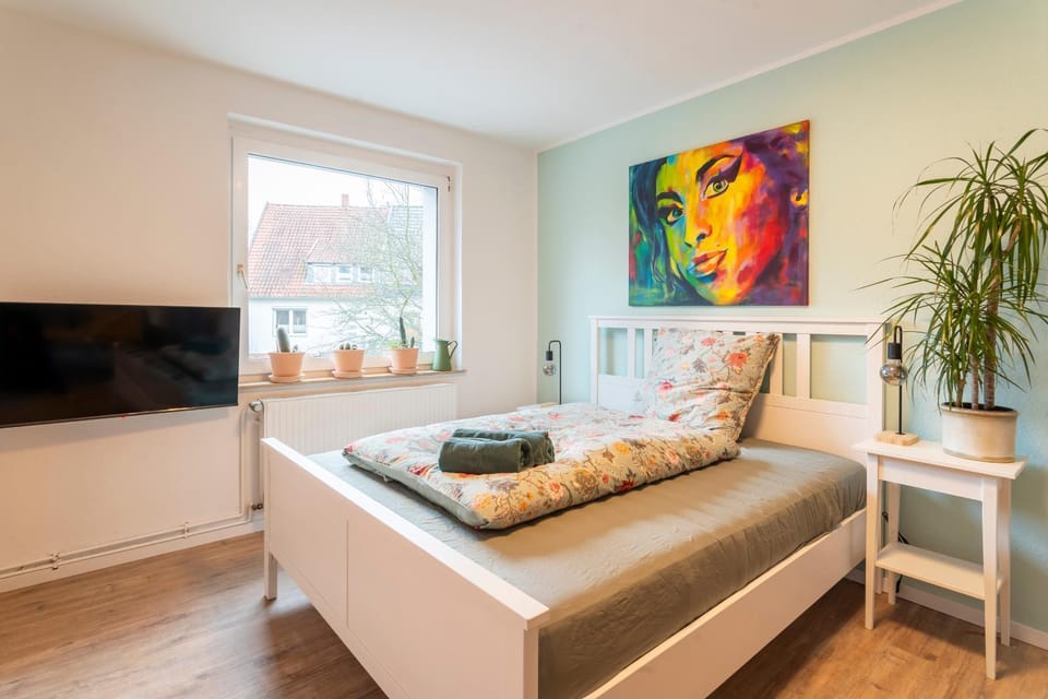 Bed, TV and multimedia, Living room, Photo of the whole room, Seating area, Bedroom