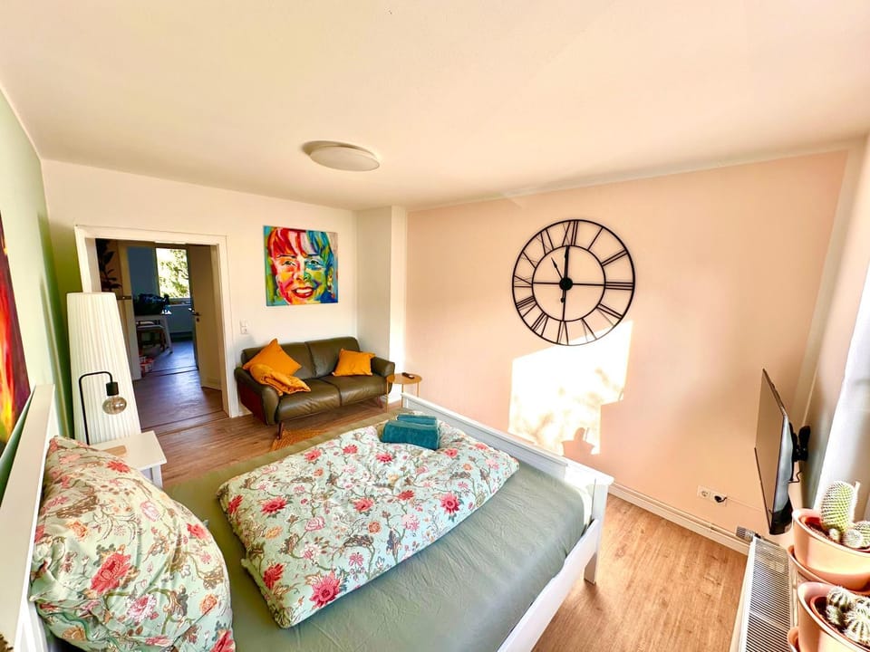 Bed, TV and multimedia, Living room, Photo of the whole room, Seating area, Bedroom