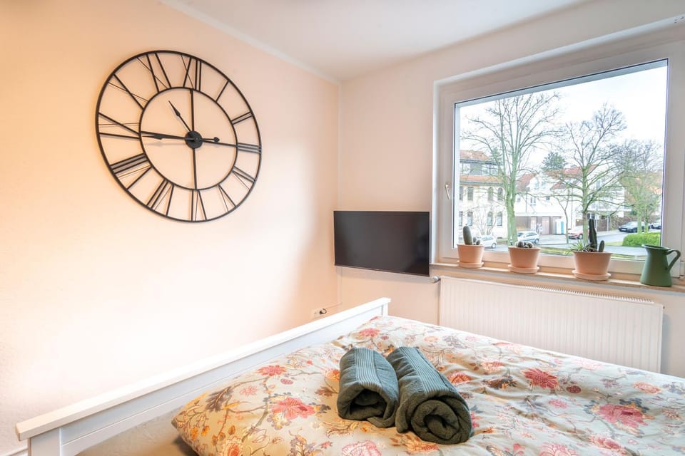 Bed, TV and multimedia, View (from property/room), View (from property/room), Photo of the whole room, Bedroom, City view, City view, Garden view, Garden view, Landmark view, Landmark view, Street view, Street view, towels