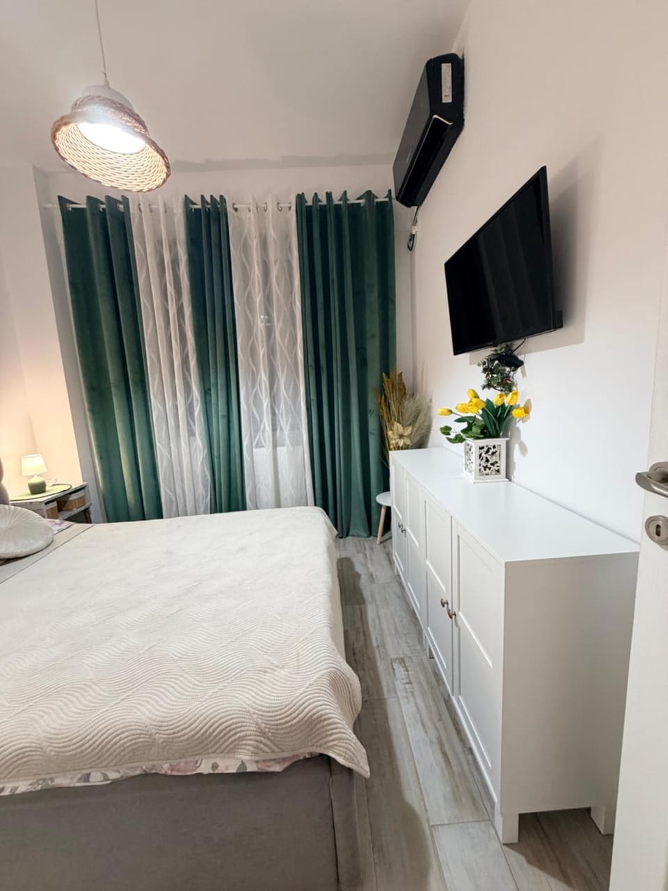 Bed, TV and multimedia, Photo of the whole room, Bedroom, air conditioner