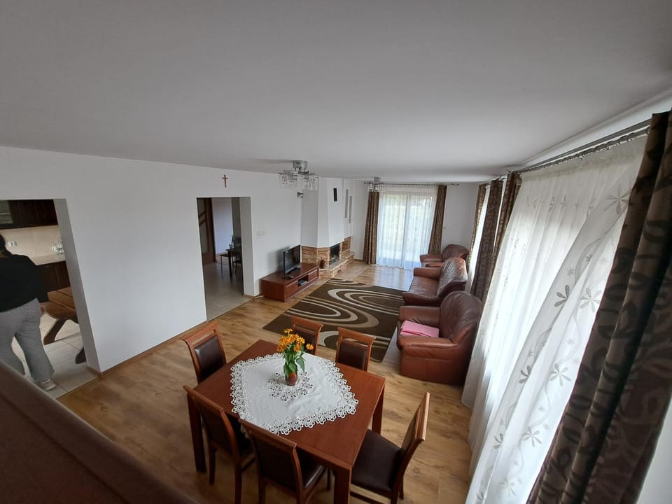 TV and multimedia, Living room, Seating area, Dining area