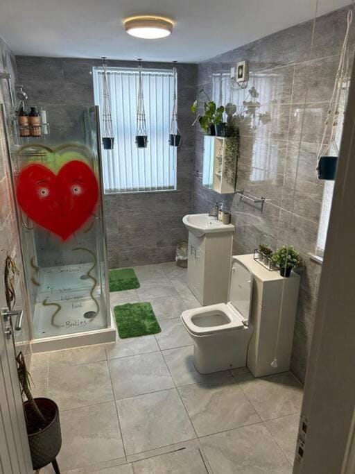 2-Bedroom Flat w/ En-Suites, Perfect for Groups Apartment in Liverpool